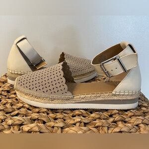 Gianni Bini Leather Espadrille Flats – 7.5M – Nude/Beige – Cutout Detail